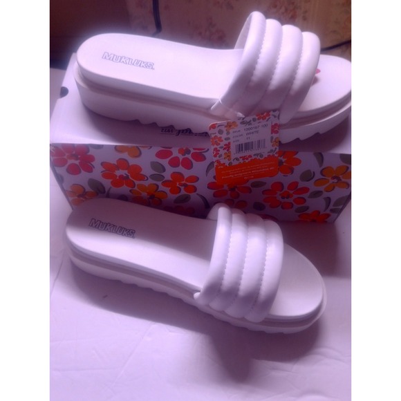 Muk Luks Shoes - MUK LUKS WOMENS SANDALS US 11 WHITE SUN CATCHER FAUX LEATHER SINGLE‎ STRAP NIB